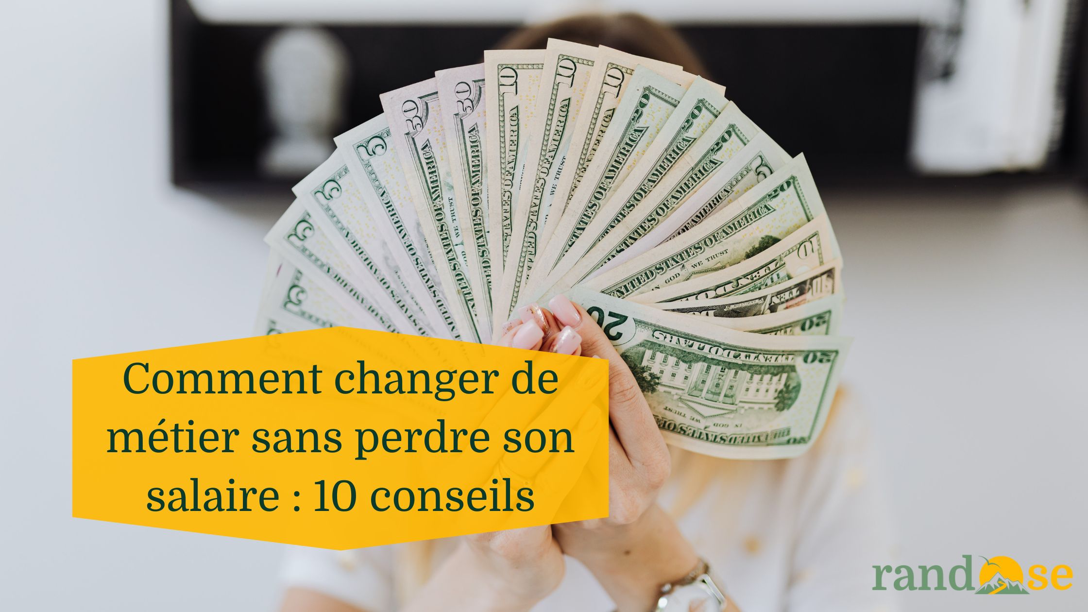 Reconversion sans perte de salaire : 10 conseils - Image illustrant une personne tenant dans sa main des billets de banques.